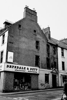 View of side frontage along Kirk Wynd