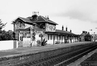 Station Lodge and ticket office on east platform