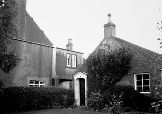 Entrance elevation of Hawthorn Cottage and north gable of Melville House
