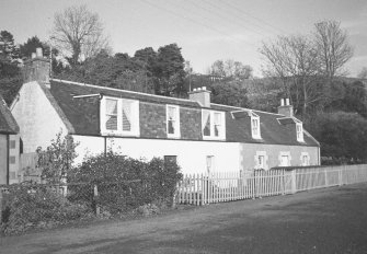 General view of Nos 1 (Braefoot Cottage) and 2 (Primrose Cottage) The Shore