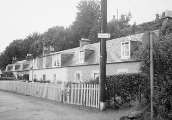 General view of Nos 1 (Braefoot Cottage), 2 (Primrose Cottage), 3 (Rose Cottage) and 4 (Fuschia Cottage) The Shore