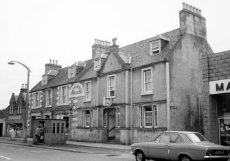 General view of Nos 84 (Commercial Bar) and 86 High Street