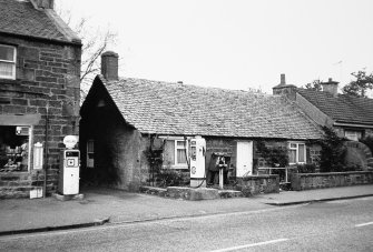 Edinburgh, Davidson's Mains.
General view of Hawthorn cottage with old 'Shell' Petrol pumps outside.