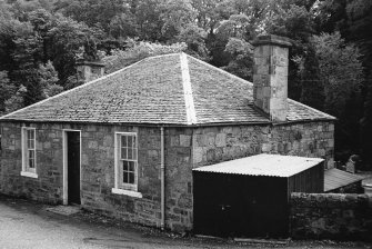 Edinburgh, Dell Road, Colinton Parish Church, Lodge.
View of a one storeyed Lodge, with two chimneys.