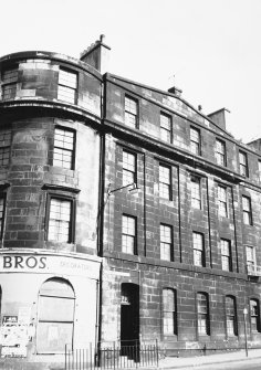 Edinburgh, 1 Gardner's Crescent.
General view with curved corner housing a decorators shop.