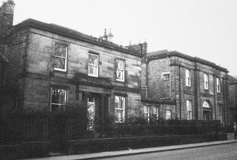 View from the South East of the frontages of No.s 16, 16A and 17 Inverleith Row.