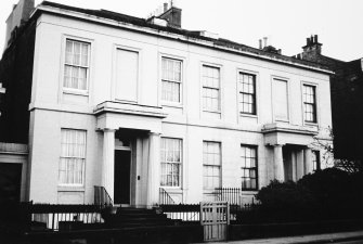 View of the frontages of No.s 28 and 29 Inverleith Row.