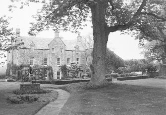 Edinburgh, Winton Loan, Morton House.
General rear view.