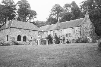 Edinburgh, Kirkliston, Lin's Mill.
General view of rear and garden.