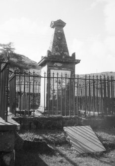 Kilchrenan, Robert MacIntyre Monument.
General view.