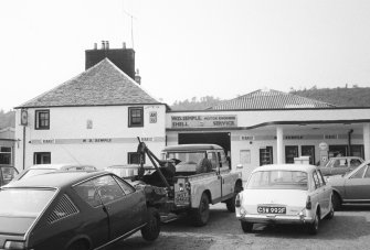 Inverary, Lochgilphead Road, Semple's Garage.
General view with vehicles parked in forecourt.