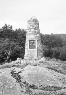 Kenmore, Monument to Euan MacColl.
General view.
