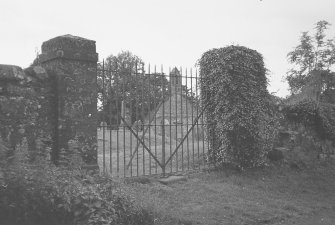 Arngask Old Parish Church and Churchyard.
General view.