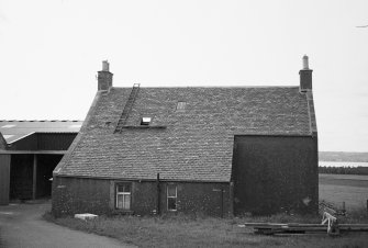 Easter Balgedie Farmhouse.
General view of rear of house.
