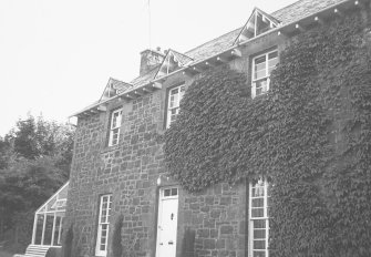 Craiglochie Cottage.
View of cottage.