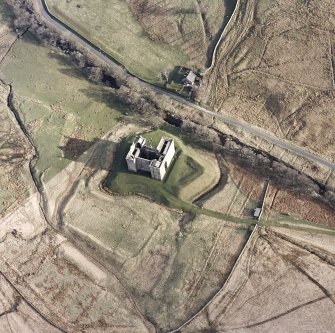 Oblique aerial view centred on the remains of the castle, taken from the NW.