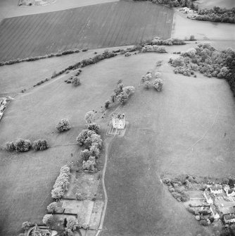 Oblique aerial view centred on Clackmannan Tower, taken from the E