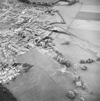 Oblique aerial view looking from Clackmannan Tower to Clackmannan, taken from the NW