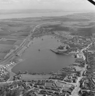 Oblique aerial view centred on Linlithgow Palace.