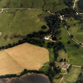 Oblique aerial view centred on the castle with farmstead adjacent, taken from the NW.