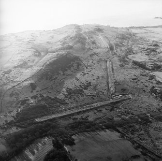 Oblique aerial view of Craigraploch centred on tracked target and rig, taken from the NE.