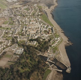 Oblique aerial view of Dysart centred on the village housing redevelopment designed by Wheeler and Sproson in 1958-71, and recorded as part of the Wheeler and Sproson Project and a Threatened Building Survey completed in 1997.  Taken from the SW.