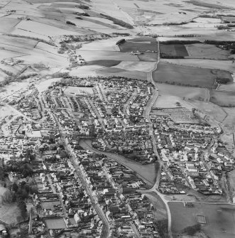 Oblique aerial view of Leslie centred on the village housing development designed by Wheeler and Sproson in 1952-56, and recorded as part of the Wheeler and Sproson Project.  Taken from the NE.