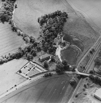 Oblique aerial view of Dairsie Castle and Dairsie Old Church centred on the castle and church, taken from the N.