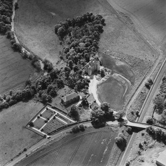 Oblique aerial view of Dairsie Castle and Dairsie Old Church centred on the castle and church, taken from the NNE.