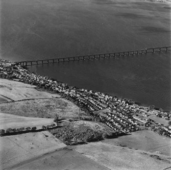 General oblique aerial view of the towns and the S end of the Tay Bridge, taken from the SE.