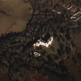 Oblique aerial view centred on the castle with farmsteading adjacent, taken from the SW.