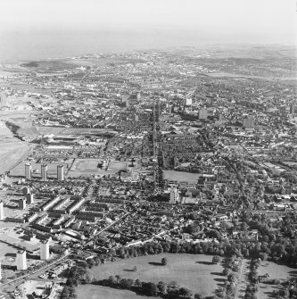 Aberdeen, Old Aberdeen.
Oblique aerial view, taken from the North, looking along King Street. Seaton is visible in the bottom left-hand corner of the photograph.