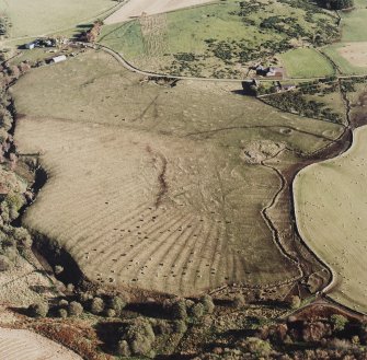 Oblique aerial view of Wardhouse Home Farm centred on the remains of rig, small cairns and farmstead with hut-circles, small cairns, field-system, quarry and cottage adjacent, taken from the NW.