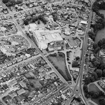 Oblique aerial view centred on the hospitals, taken from the E.