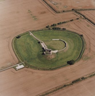 Oblique aerial view centred on the remains of the motte and castle, taken from the W.