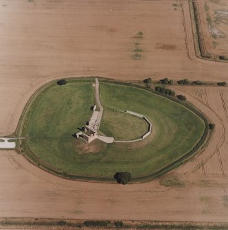 Oblique aerial view centred on the remains of the motte and castle, taken from the SW.