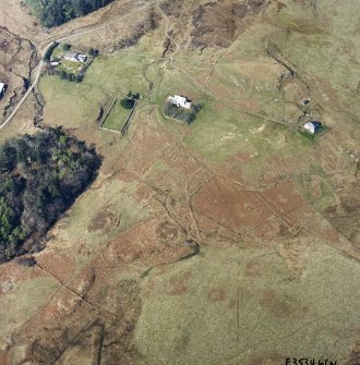 Oblique aerial view centred on the old manse with the barn, remains of the walled garden and remains of the township adjacent, taken from the SE.