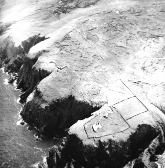 Oblique aerial view centred on the lighthouse, keepers' cottages, cottages and support buildings with the radar station adjacent, taken from the N.