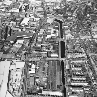 Oblique aerial view of Edinburgh centred on the Fountain Brewery and the Union Canal, taken from the SW.