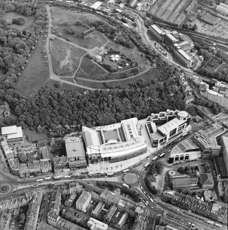 General oblique aerial view centred on the Omni Plaza with Calton Hill adjacent, taken from the NW.