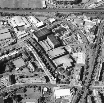 Oblique aerial view centred on the bonded warehouse with the park and bowling green adjacent, taken from the SSE.