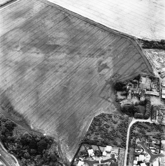 Brunstane, oblique aerial view, taken from the WNW, centred on cropmarks including coal pits. A rectilinear enclosure beside Brunstane House is visible in the centre right of the photograph.