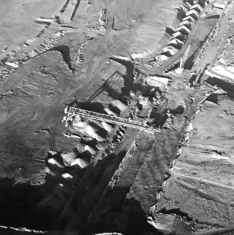 Oblique aerial view centred on the quarry, taken from the S.