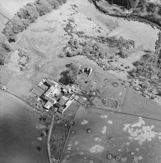 Oblique aerial view centred on the remains of the castle with the remains of the fish ponds, farmhouse and farmsteading adjacent, taken from the NW.