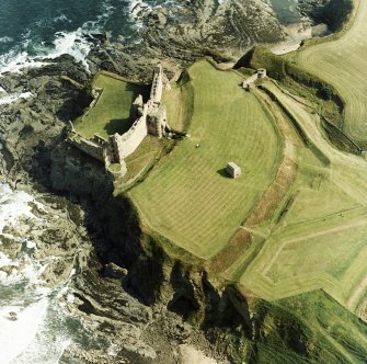 Oblique aerial view centred on the remains of the castle, taken from the NW.