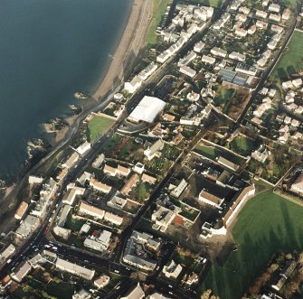 Oblique aerial view of Prestonpans, Kirk Street, Prestongrange Church centred on a church and graveyard, taken from the SW.