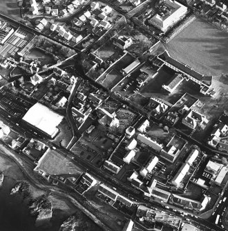 Oblique aerial view of Prestonpans, Kirk Street, Prestongrange Church centred on a church and graveyard, taken from the NW.