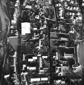 Oblique aerial view of Prestonpans, Kirk Street, Prestongrange Church centred on a church and graveyard, taken from the W.