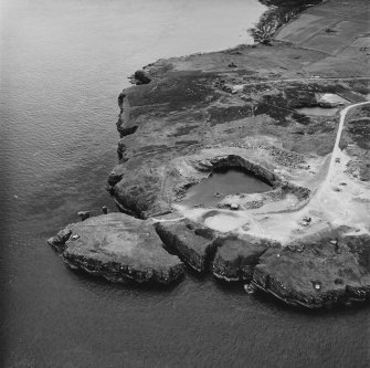 Flotta, Stanger Head, oblique aerial view, taken from the E, centred on the Coast Battery, and showing the Naval Signal Station in the top centre of the photograph.