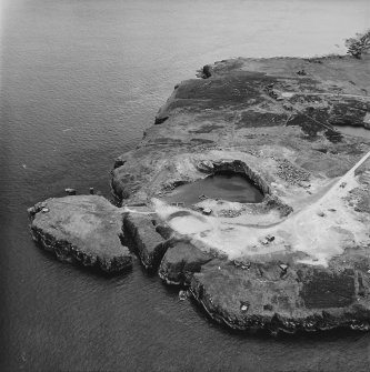 Flotta, Stanger Head, oblique aerial view, taken from the ENE, centred on the Coast Battery, and showing the Naval Signal Station in the top right-hand corner of the photograph.